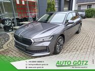 Skoda Superb, Combi Selection Hybrid VZE Digi BlindSpot vo hi LichtAssist SpurAssist Connect 4xEFH Armlehne Metallic, Jahr 2022 - Beilngries