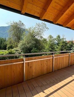 Helle, ruhige 2,5-Zi.-Wohnung mit herrlichem Süd-O./Süd-W.-Eckbalkon, EBK, Carport u. Garage - Grassau