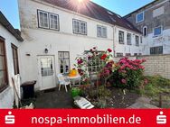 Denkmalgeschütztes Stadthaus mit Nebengebäude und Innenhof unmittelbar am historischen Marktplatz - Friedrichstadt