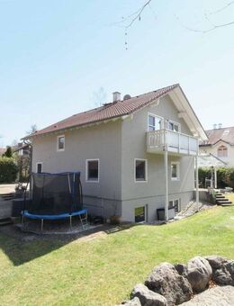 Richtig zuhause: Gepflegtes Einfamilienhaus mit Garten, einer Garage und 3 Freistellplätzen! - Wörthsee