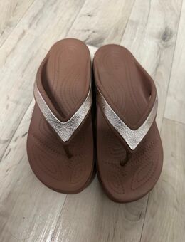 👡 Crocs „Sanrah“ Flip-Flops – Bronze/Glitzer – Gr. W7 (37/38) - Trier