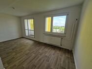 **FRISCH RENOVIERT**attraktive 2-Zimmer-Wohnung // Balkon // Bad mit Wanne // DG // ab sofort - Halle (Saale)