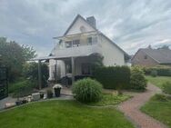Trittau-Dichterviertel: sonniges 2-Familienhaus mit Carport, Garage und Teich - Trittau
