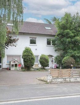 MFH mit 3 Wohnungen, Reitanlage mit Stallungen & 2,6 ha Weideland in Büdingen-Calbach - Büdingen