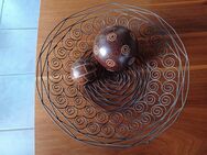 Grazile Schale aus Metall mit 2 Holzkugeln, Durchmesser 35 cm - Steinheim (Murr)