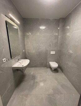 Moderne 2-Zimmer-Wohnung in kernsaniertem Mehrfamilienhaus - mit kleinem Balkon - Breitenbrunn (Regierungsbezirk Schwaben)