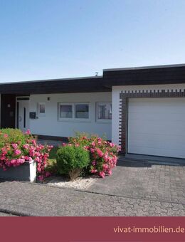 RESERVIERT! Wohngenuss mit grandioser Aussicht: modernisierter Bungalow mit schönem Garten, Garage und mehr ... - Haiger