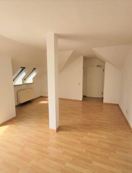 // Ab 01.08.2025 - Dachwohnung - Laminat - Abstellraum - PKW Stellplatz // - Leipzig