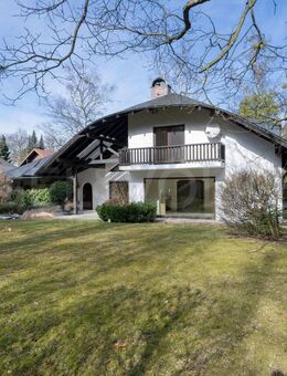 ENGEL & VÖLKERS - Idyllische Walmdachvilla mit uneinsehbarem XXL-Grundstück in Waldtrudering - München