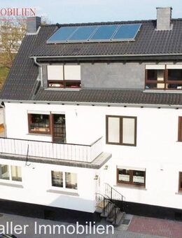 Zweifamilienhaus mit Nebengebäude, 2 Garagen und modernisierter Ausstattung - Limeshain