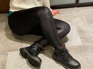 Getragene stinkige gut riechende Leder Stiefel Stiefeletten Overknees - Stuttgart