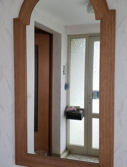 Truhe und Spiegel - Schwarzach (Main)