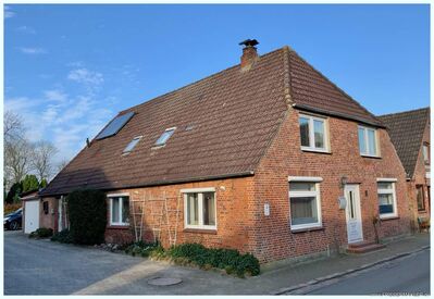 Halbinsel Eiderstedt: Großzügiges Wohnhaus mit 2 Wohnungen, schönem Garten und Garage BEZUGSFREI !