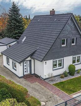 Charmantes Haus auf liebevollem Grundstück mit Teichanlage - Schortens