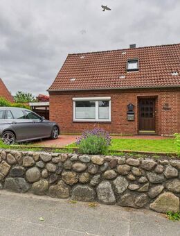 **Charmante Haushälfte mit 2 Wohneinheiten und guter Lage** - Husum (Schleswig-Holstein)
