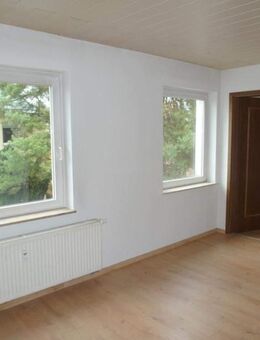 Ab Nov. 2025: Kleine 2-Zimmer-Singlewohnung in RÖDERAU * Laminatboden * separater Essküche * Dusche - Zeithain