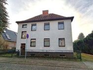 Kleine Stadtvilla mit 2 Wohneinheiten, schönem Grundstück und Garage in Wolmirstedt - Wolmirstedt