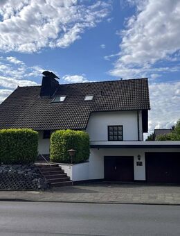 Familienparadies in Hennef-Heisterschoß: Exklusives Einfamilienhaus mit Spa-Bereich, Indoor-Pool und Traumgarten - Hennef (Sieg)