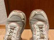 Getragene Sneaker einer jungen Lehrerin - Oldenburg