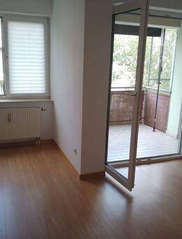 - RENNINGEN - Gepflegte 2-Zi.-Wohnung mit Balkon und TG-Stellplatz in ruhiger Lage - Renningen