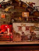 HERRLICHE ANTIKE WEIHNACHTSKRIPPE kompl. und mit VIELEN TIEREN / INNENBELEUCHTUNG in 80333