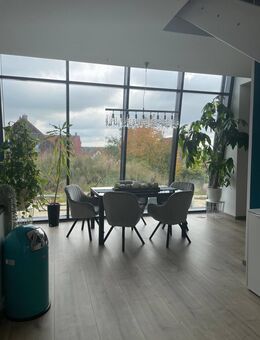 Sofort frei + Neuwertiges Niedrigenergie-Haus mit moderner Einbauküche, Luftwärmepumpe, großer Glasfront & Doppelgarage - Birgland