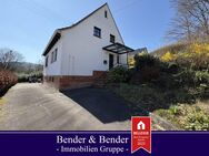 Gemütliches, teilrenoviertes Einfamilienhaus mit großem Grundstück und Garage! - Niederfischbach