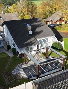 Ein Zuhause mit Persönlichkeit: Offene Wohnebenen, viel Licht und beste Feldrandlage - Nidderau