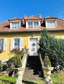 SCHMUCKSTÜCK IM GRÜNEN! Stilvolles Haus mit Einliegerwohnung und Poolanlage auf einem sonnenverwöhnten Grundstück mit 1.400m² - Eltmann