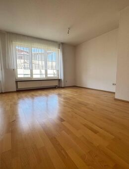 Zentral und komfortabel: 3,5-Zimmer-Wohnung mit Fahrstuhl, Stellplatz und Weitblick in Stuttgart - Stuttgart