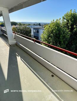 Geräumige Zwei-Zimmer-Wohnung mit großem Balkon in gefragter Lage Dittelbrunns - Dittelbrunn