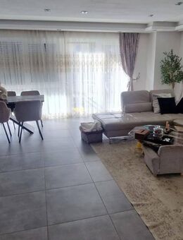 Traum 4 Zimmer Souterrainwohnung mit Garten und Stellplätze - Köln