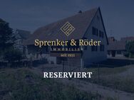 RESERVIERT: Renovierungsbedürftiges Doppelhaus auf großem Grundstück - Breisach (Rhein)