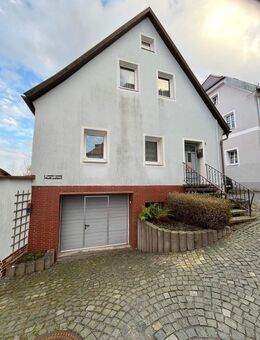 Großzügiges Wohnhaus mit Dachterrasse, Garten und 2 Garagen-Stellplätzen - Weidenberg
