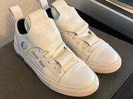 Sie mit Nikes, Sneakern oder Adidas gesucht - TG 250 - Glandorf