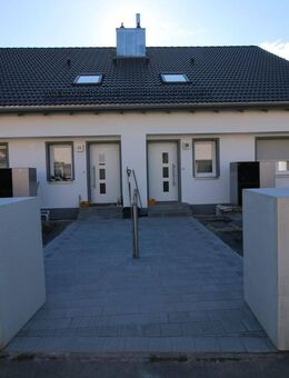 (KfW 55) Energetisch neu sanierte DHH mit Wärmepumpe, Garage und Garten - Creußen