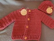 Gehäkelte Babystrickjacke mit Mütze in bordeaux - Helmstedt