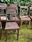 Konvolut Vintage Stühle aus verschiedenen Zeiten und verschiedenen Hölzern in 57572