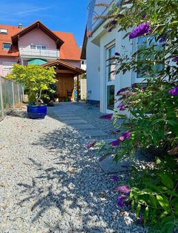 Schöne DHH mit Einliegerwohnung, Garage und zwei Stellplätzen in Großhabersdorf - Großhabersdorf