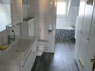 3 Zimmer-Dachgeschoss-Wohnung mit neuem Bad und Balkon, Garagenanmietung möglich! - Dortmund