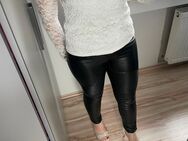 Lady sucht Cashandgo mit Lederleggins - Bruchköbel Zentrum