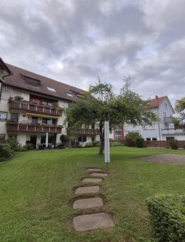 Exklusive zentrale 3,5 Zimmer Dachgeschosswohnung mit geh. Innenausstattung, Loggia und EBK - Friedrichshafen