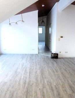 RESERVIERT Helle geräumige Dachgeschosswohnung mit großem Balkon - Würselen