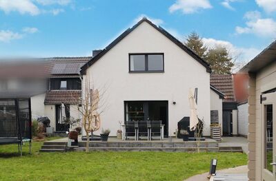 Exklusiv! Komplett saniertes ZWEI-Familienhaus mit Pool und großem Garten in Neuss