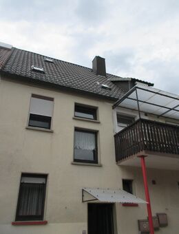 Dreifamilienhaus als Kapitalanlage auf teilbarem Grundstück mit bebaubarer Teilfläche. Mögliche Jahresnettomieteinnahme 16.320,00 € in Bergrheinfeld - Bergrheinfeld
