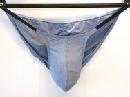 Ausgezeichneter weiß-blauer Tanga-Slip für einen riesigen Schwanz in Größe XL oder 2XL - München