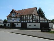 Einfamilienhaus mit Nebengebäude und großem Grundstück - Frankenberg (Eder)