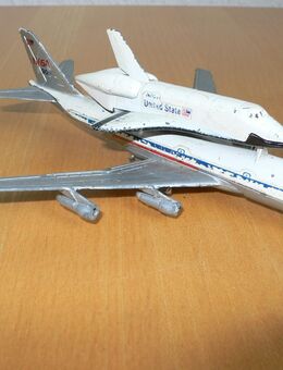 Spielzeug-Flugzeug / Spielzeug-Modell „Boeing 747 mit Space-Shuttle“ - Düsseldorf
