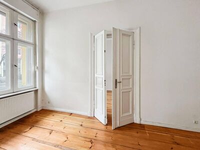 Bezugsfreie 3-Zimmer-Altbau-Eigentumswohnung unweit vom Schloss Charlottenburg entfernt in Berlin
