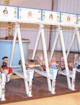 ANTIKE, SEHR SELTENE UND GUT ERHALTENE SCHIFFSCHAUKEL mit 8 antiken Püppchen von Schildkröt - München